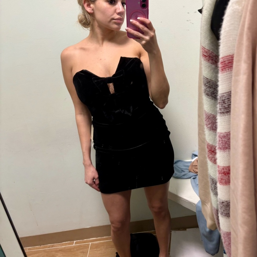 Elegant Strapless Bow Front Velvet Dress